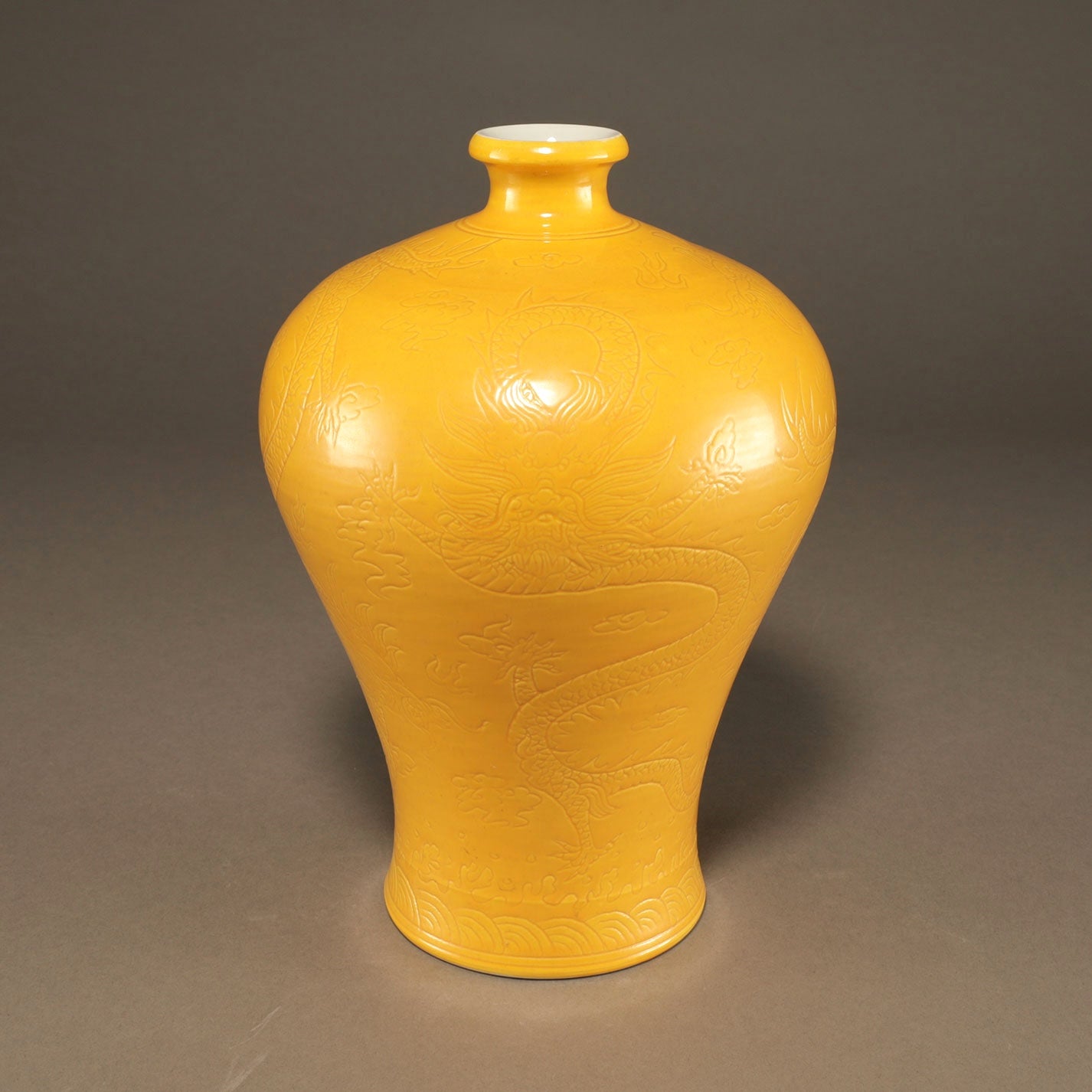 黄釉雲龍紋梅瓶