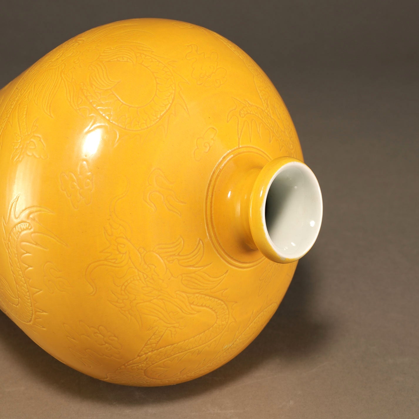 黄釉雲龍紋梅瓶