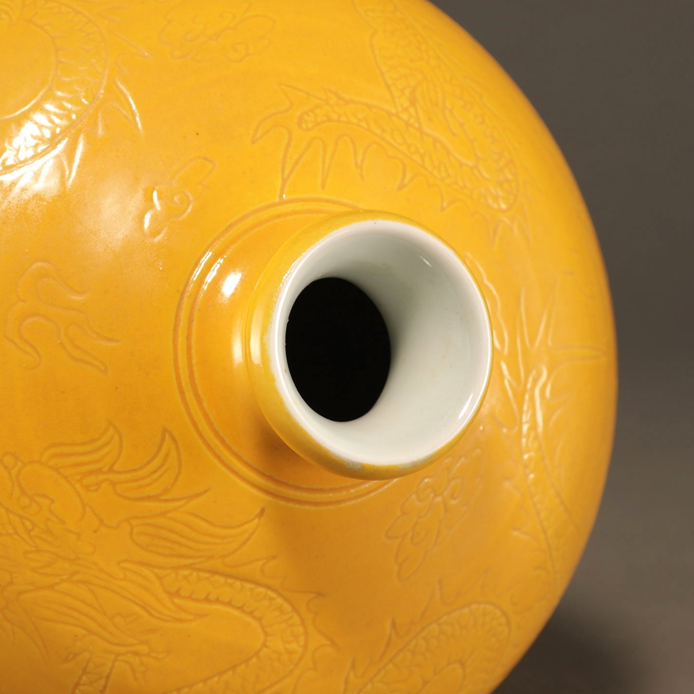 黄釉雲龍紋梅瓶