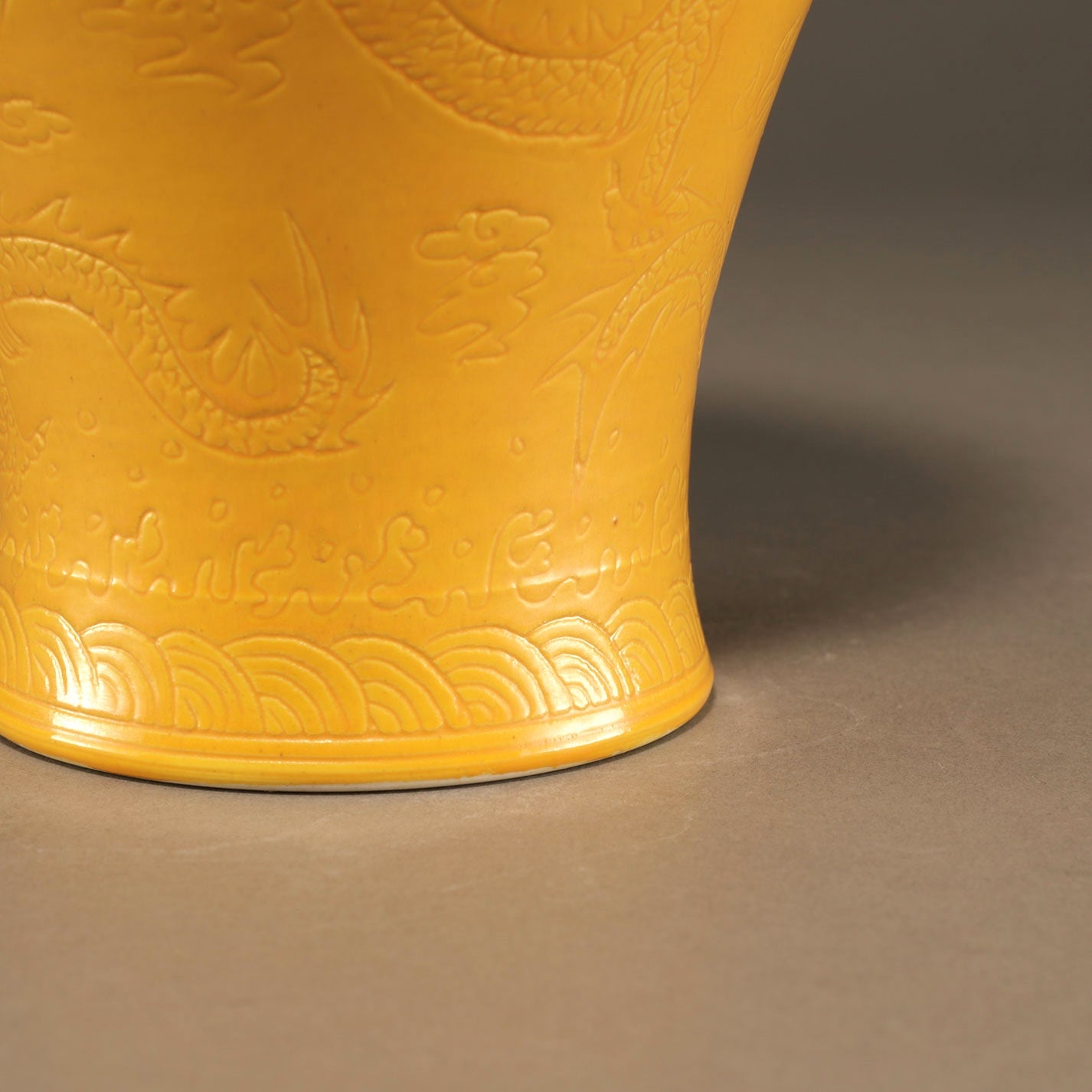 黄釉雲龍紋梅瓶