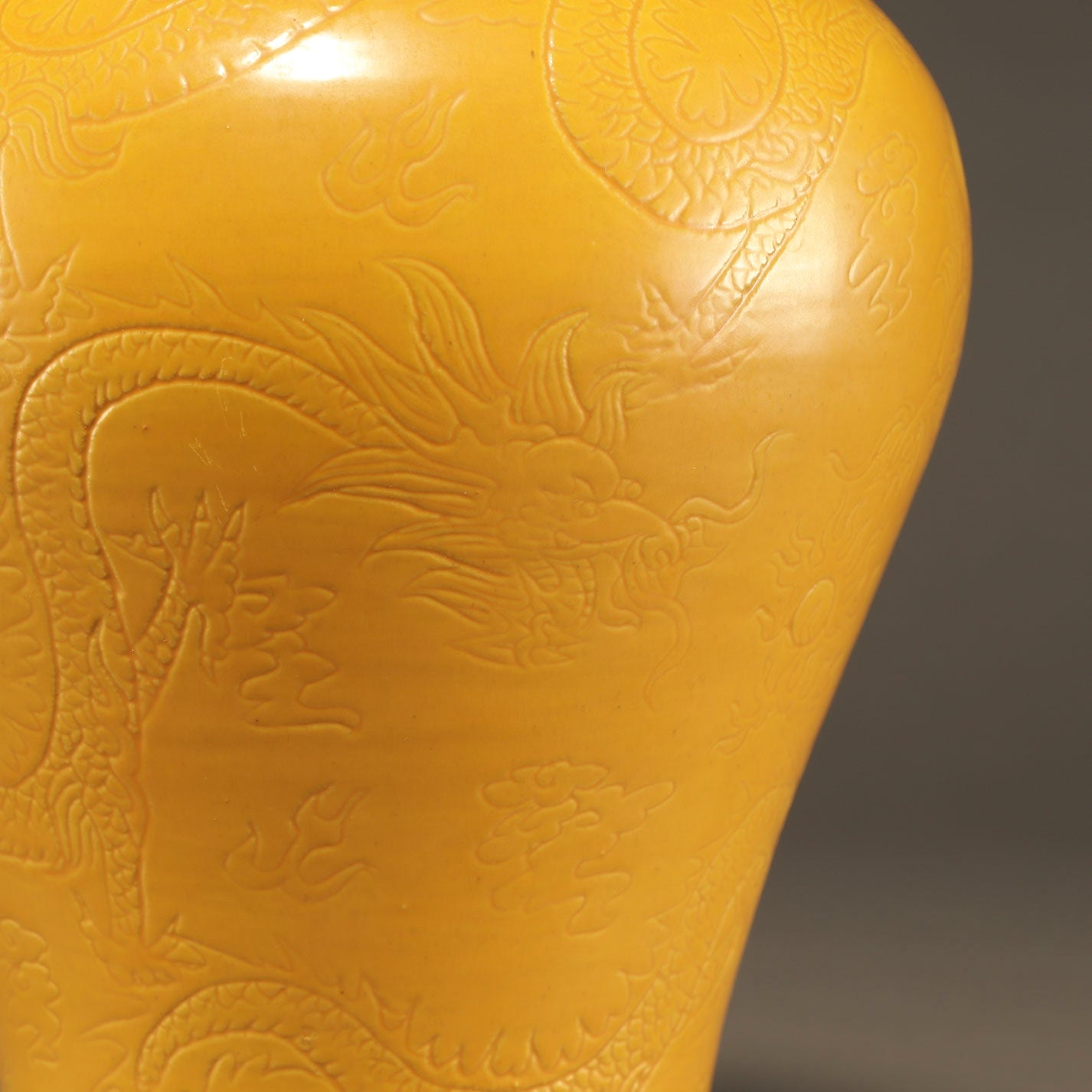 黄釉雲龍紋梅瓶