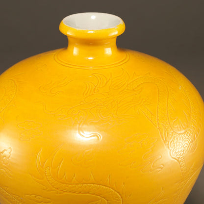 黄釉雲龍紋梅瓶