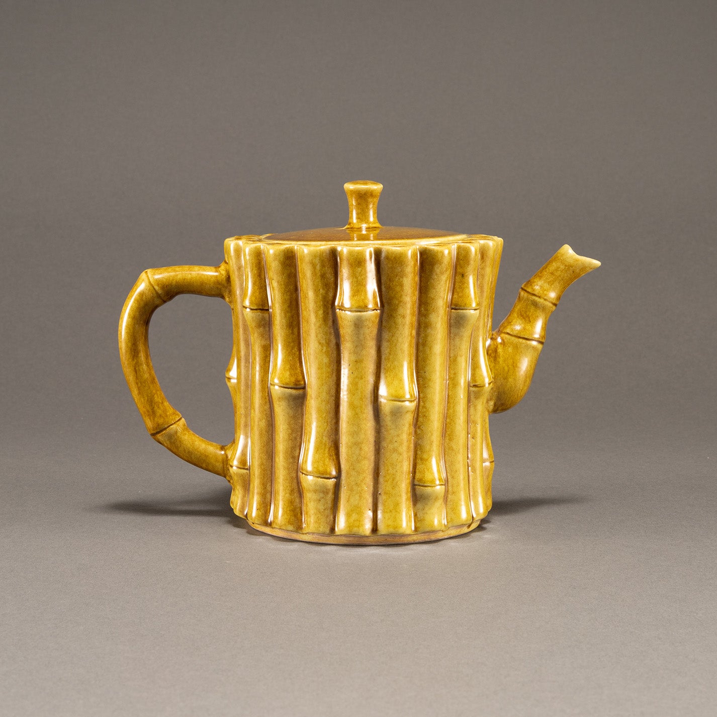 黄釉竹節形茶壺