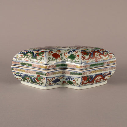 Wucai Diamond-Shaped Lidded Box with Dragon Motif