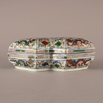 Wucai Diamond-Shaped Lidded Box with Dragon Motif
