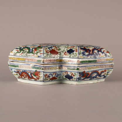 Wucai Diamond-Shaped Lidded Box with Dragon Motif