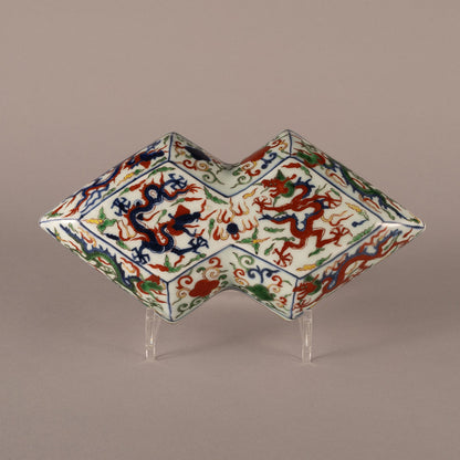 Wucai Diamond-Shaped Lidded Box with Dragon Motif