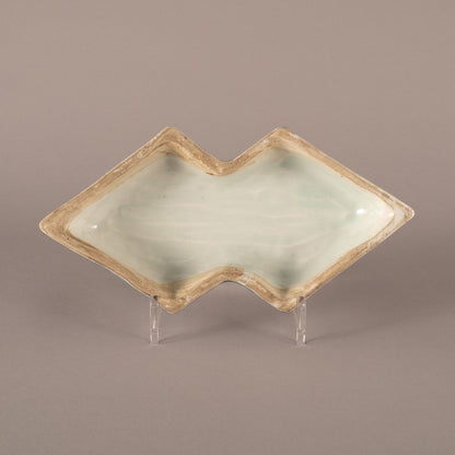 Wucai Diamond-Shaped Lidded Box with Dragon Motif