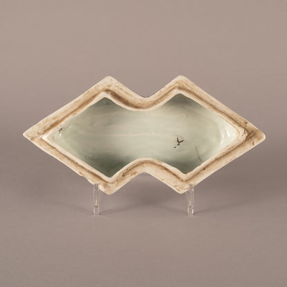 Wucai Diamond-Shaped Lidded Box with Dragon Motif