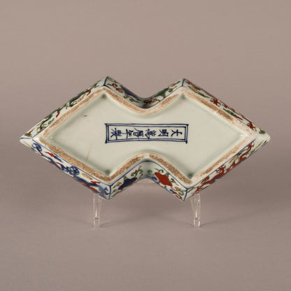 Wucai Diamond-Shaped Lidded Box with Dragon Motif