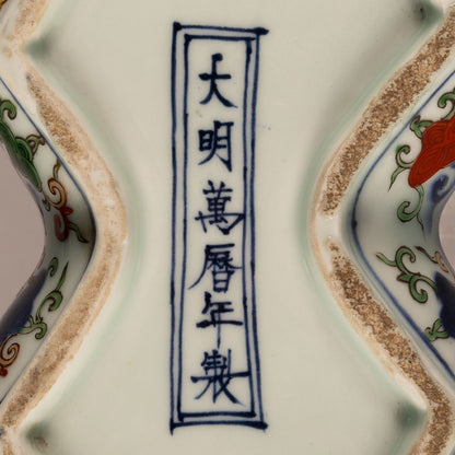 Wucai Diamond-Shaped Lidded Box with Dragon Motif