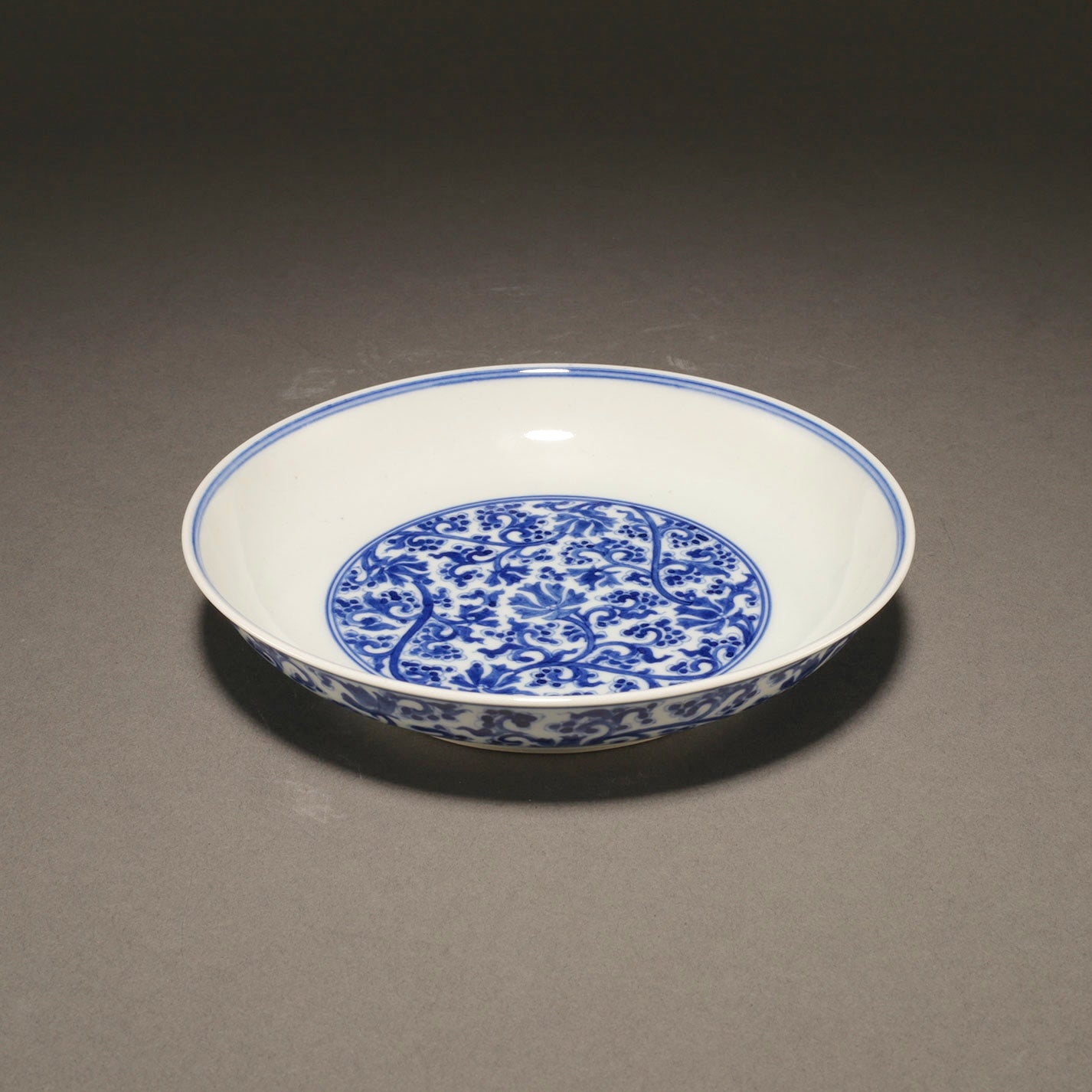 Blue and White Dish with Lotus Scroll Design [Z0553]