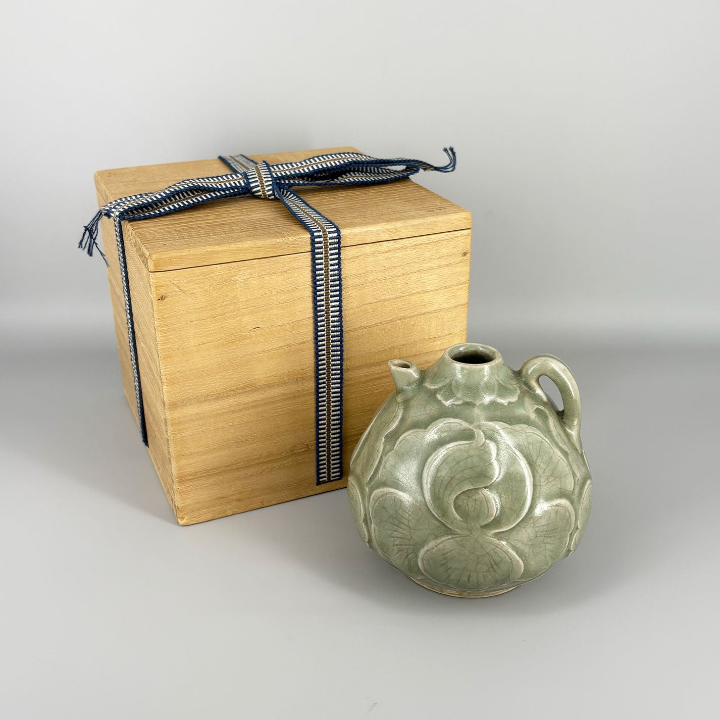 綠釉唐草剔花紋執壺