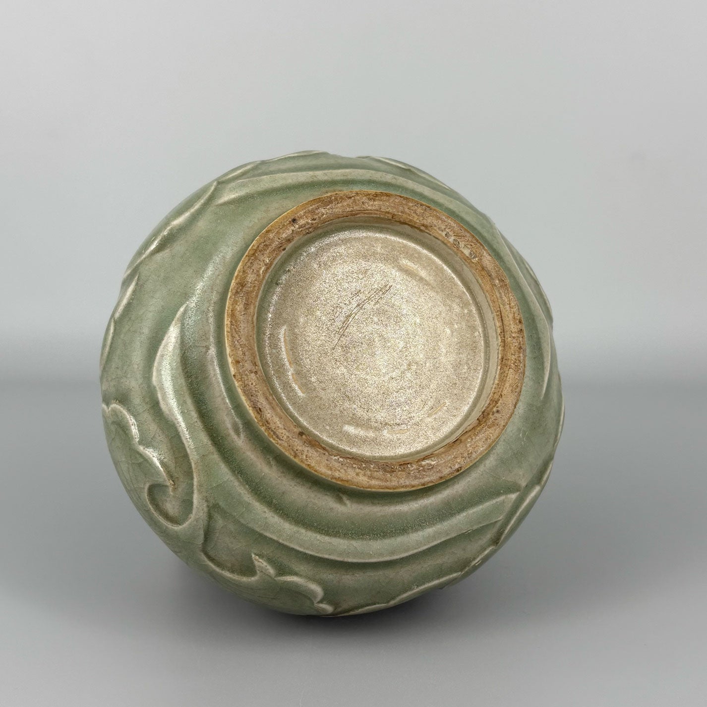 綠釉唐草剔花紋執壺