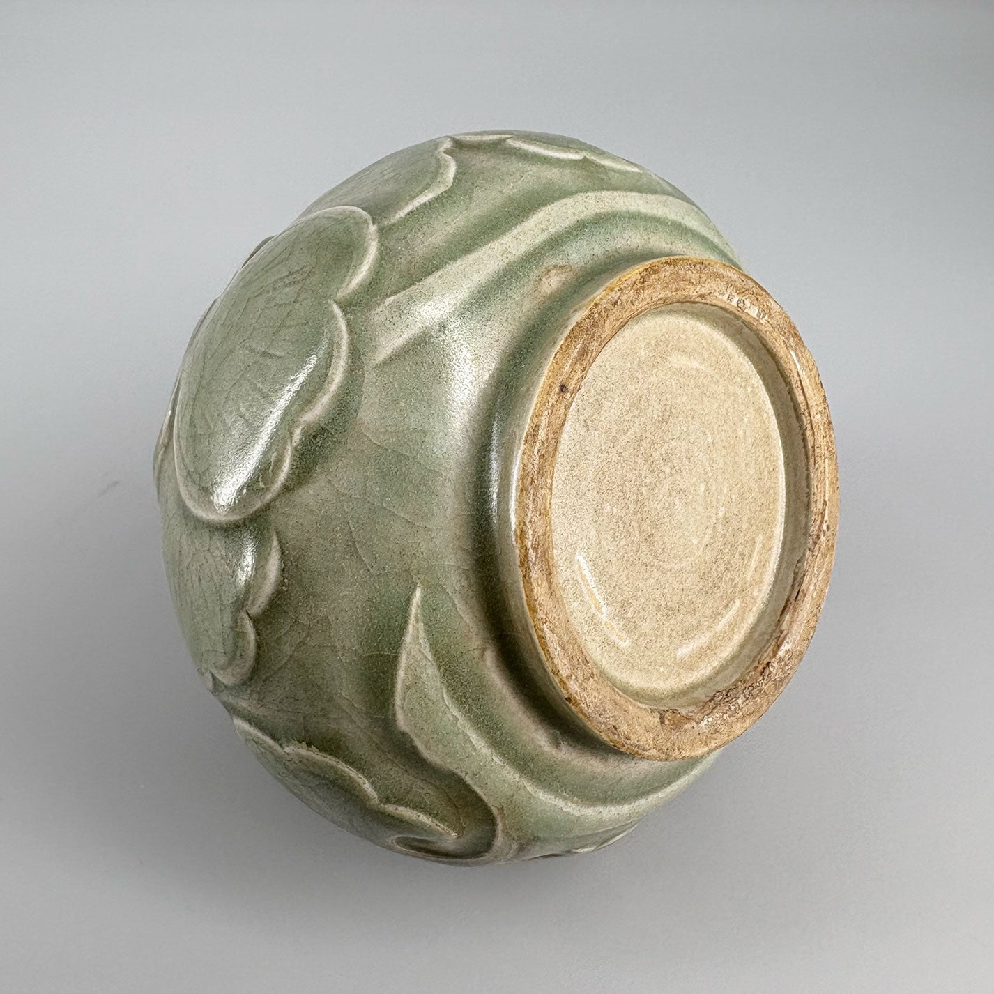 綠釉唐草剔花紋執壺