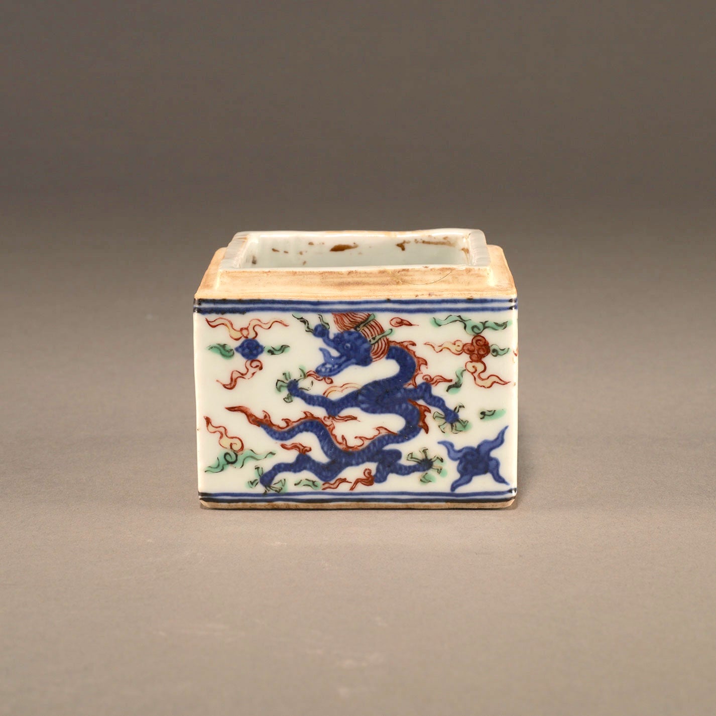 五彩云龍紋蓋盒