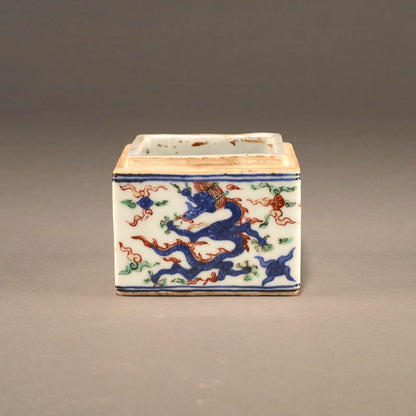 五彩云龍紋蓋盒