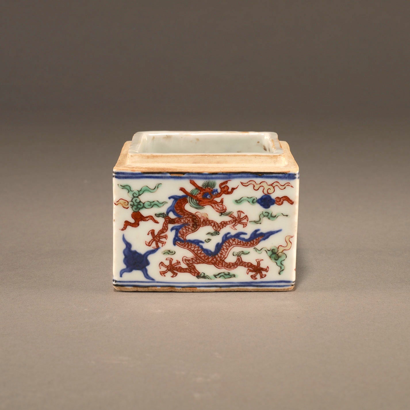 五彩云龍紋蓋盒