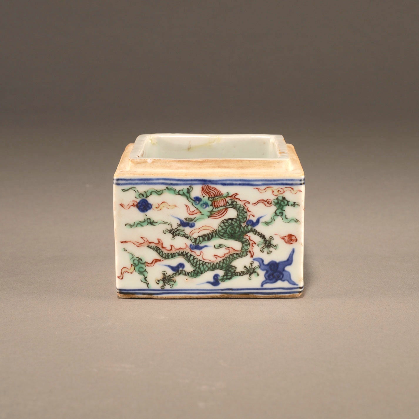 五彩云龍紋蓋盒