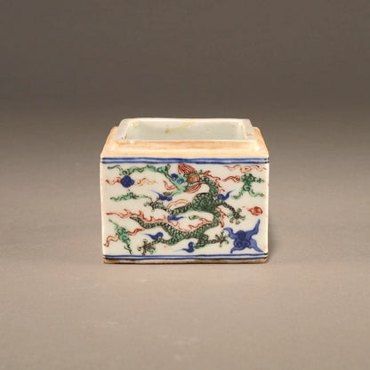 五彩云龍紋蓋盒