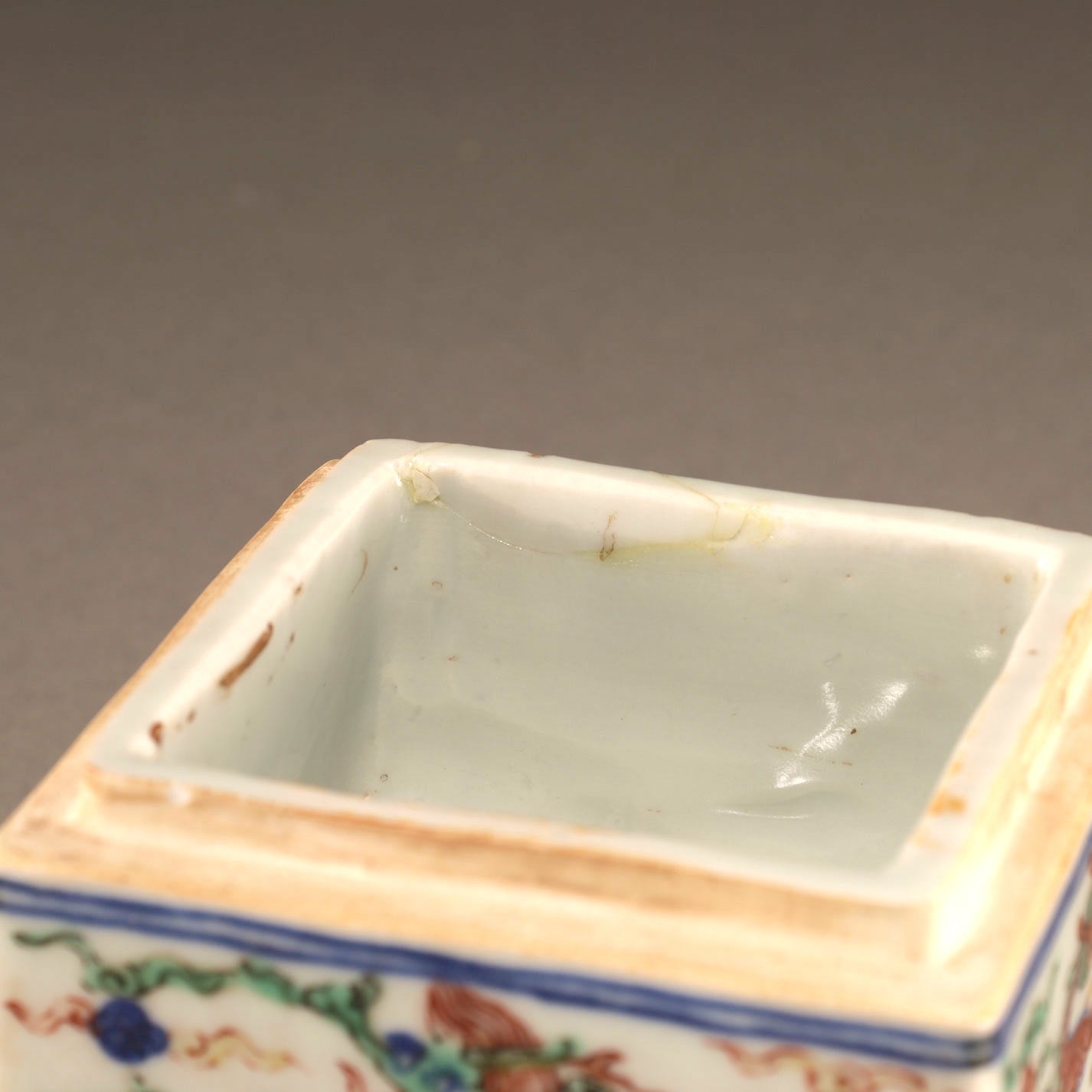 五彩云龍紋蓋盒