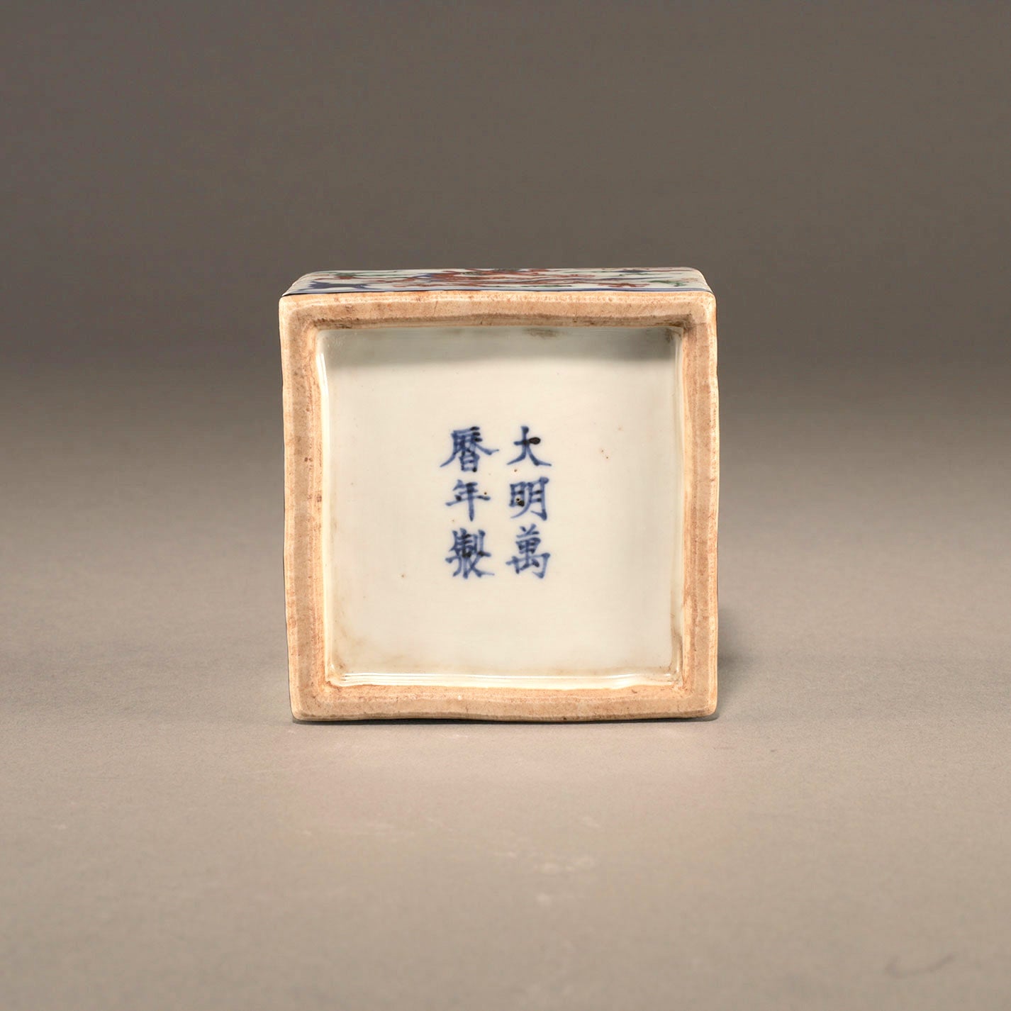 五彩云龍紋蓋盒